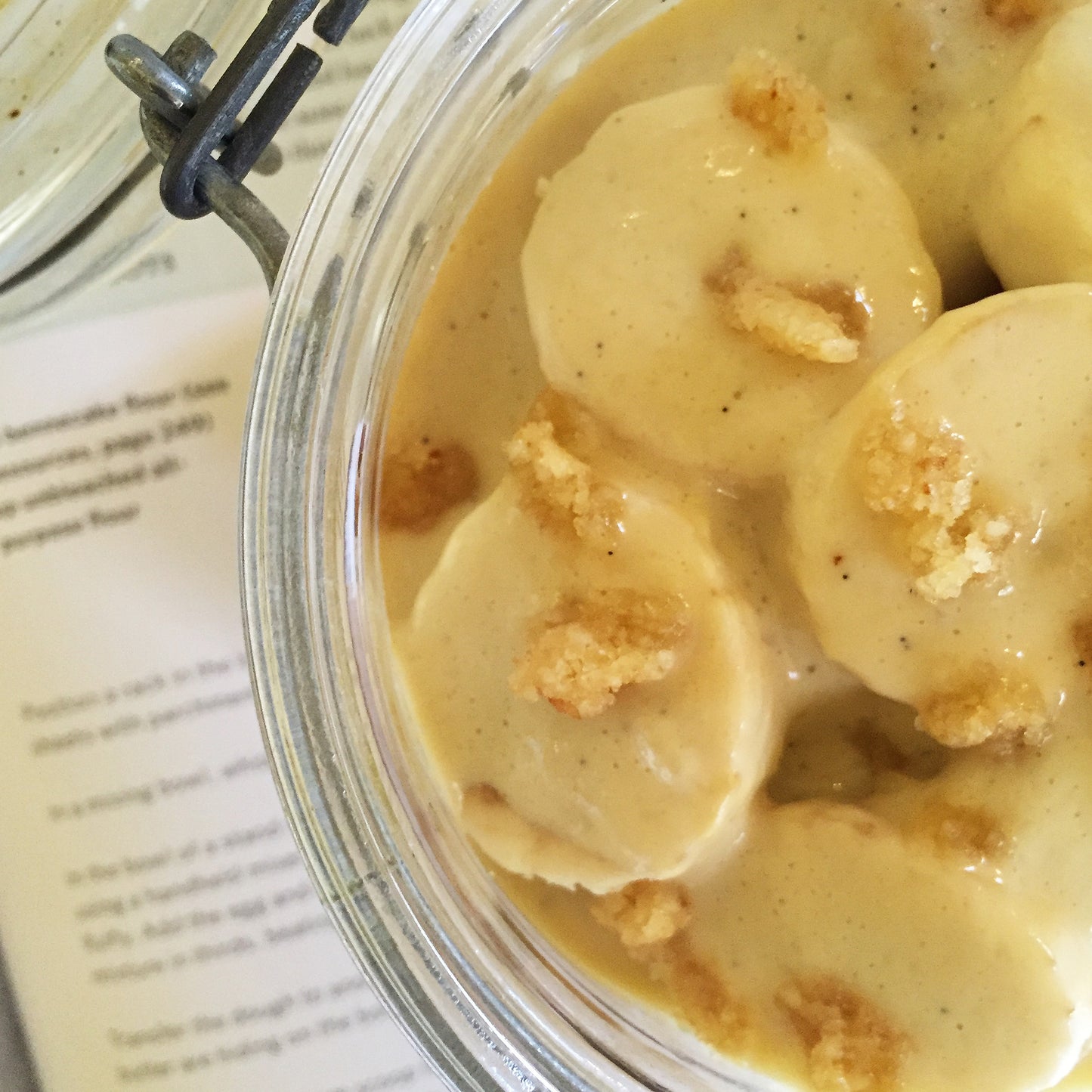 BANANA with almond cookie pieces 175 gm